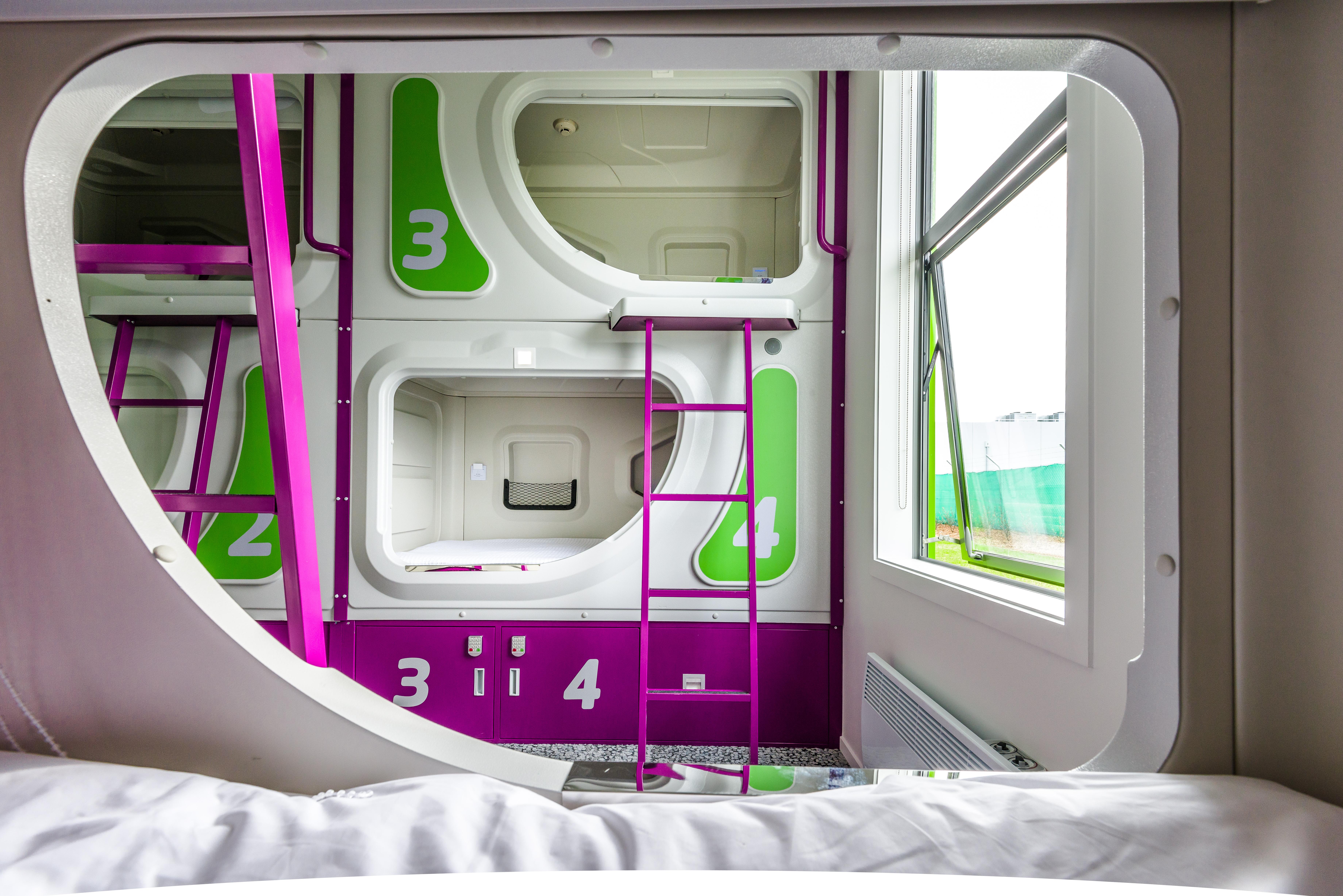 بيت شباب جوسي سنوز كرايست تشيرش إيربورت كريستتشيرش المظهر الخارجي الصورة Interior of a capsule hotel