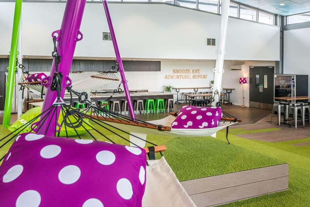 بيت شباب جوسي سنوز كرايست تشيرش إيربورت كريستتشيرش المظهر الداخلي الصورة The "Green Room" at the headquarters of the Australian Football League