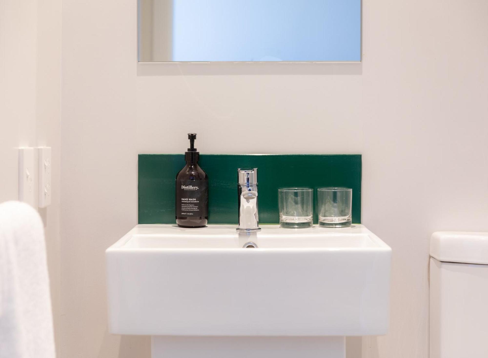 بيت شباب جوسي سنوز كرايست تشيرش إيربورت كريستتشيرش المظهر الخارجي الصورة A typical bathroom in a hotel