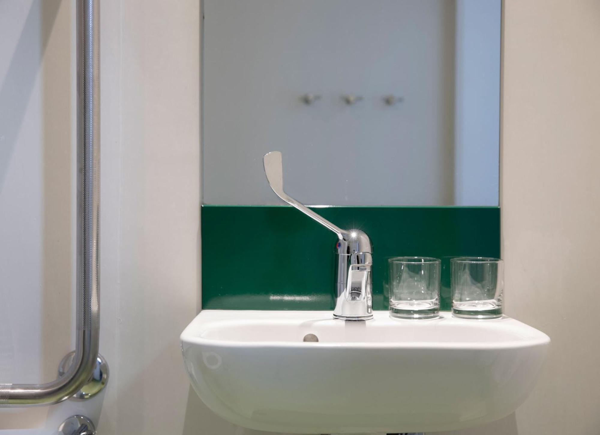 بيت شباب جوسي سنوز كرايست تشيرش إيربورت كريستتشيرش المظهر الخارجي الصورة A tap with a lever handle