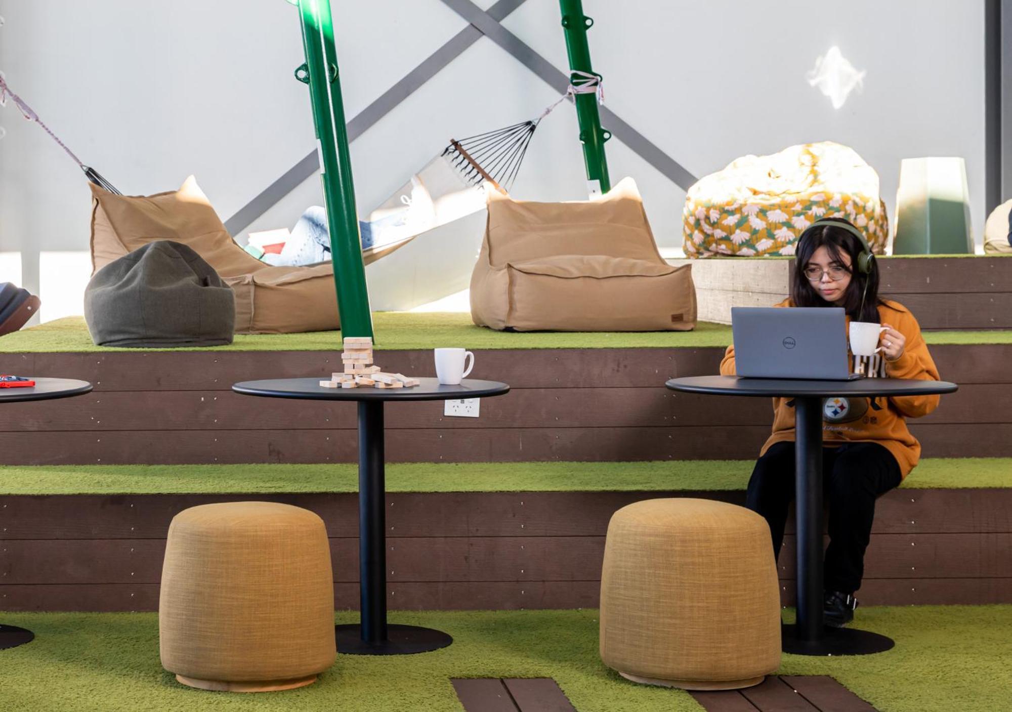 بيت شباب جوسي سنوز كرايست تشيرش إيربورت كريستتشيرش المظهر الخارجي الصورة A student studying at the library