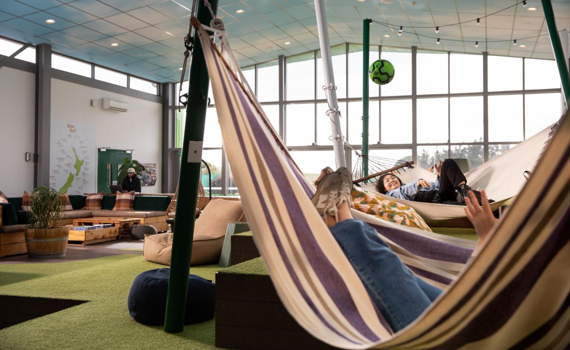 بيت شباب جوسي سنوز كرايست تشيرش إيربورت كريستتشيرش المظهر الخارجي الصورة The Green Library