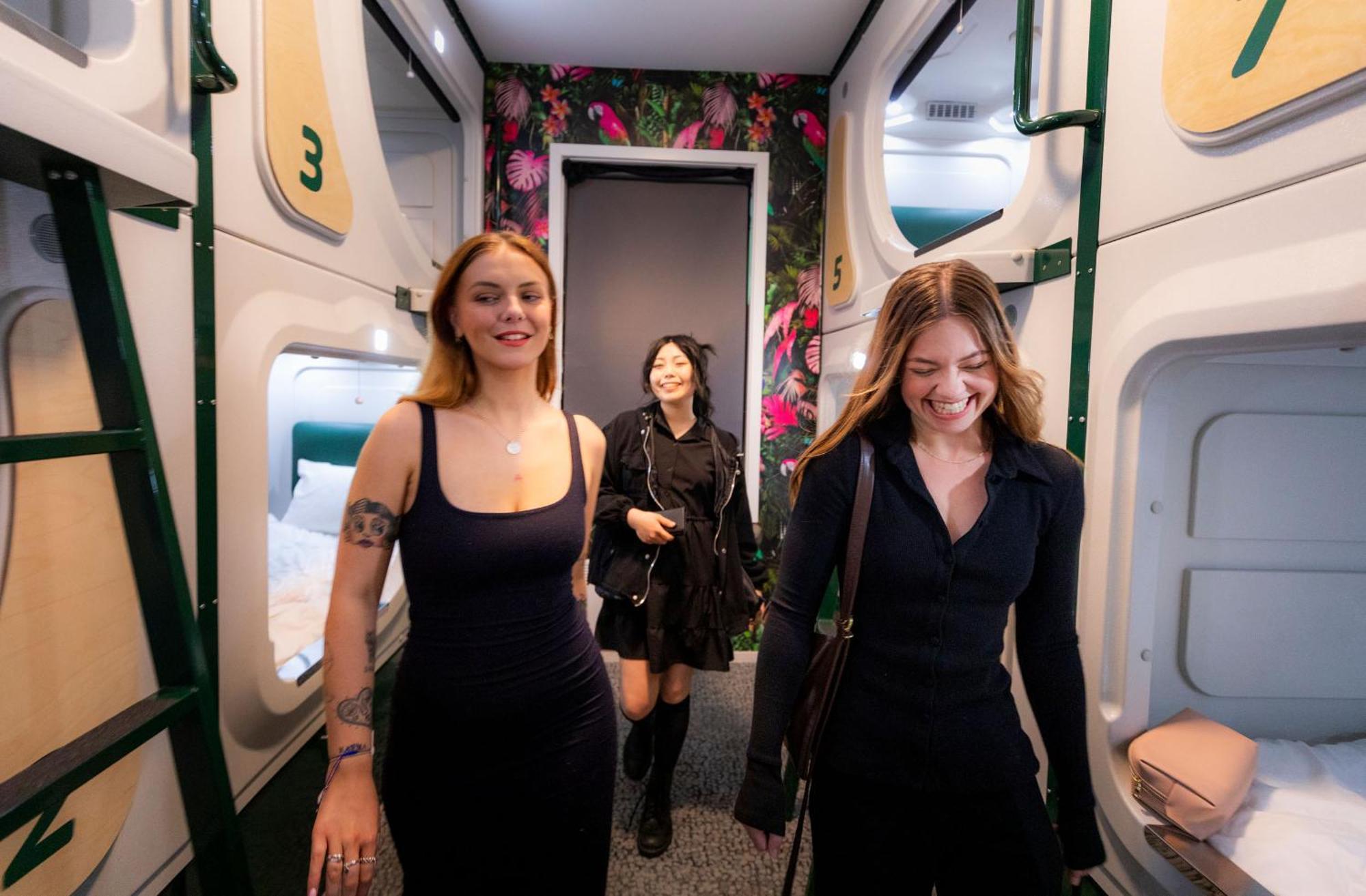 بيت شباب جوسي سنوز كرايست تشيرش إيربورت كريستتشيرش المظهر الخارجي الصورة A capsule hotel in Tokyo