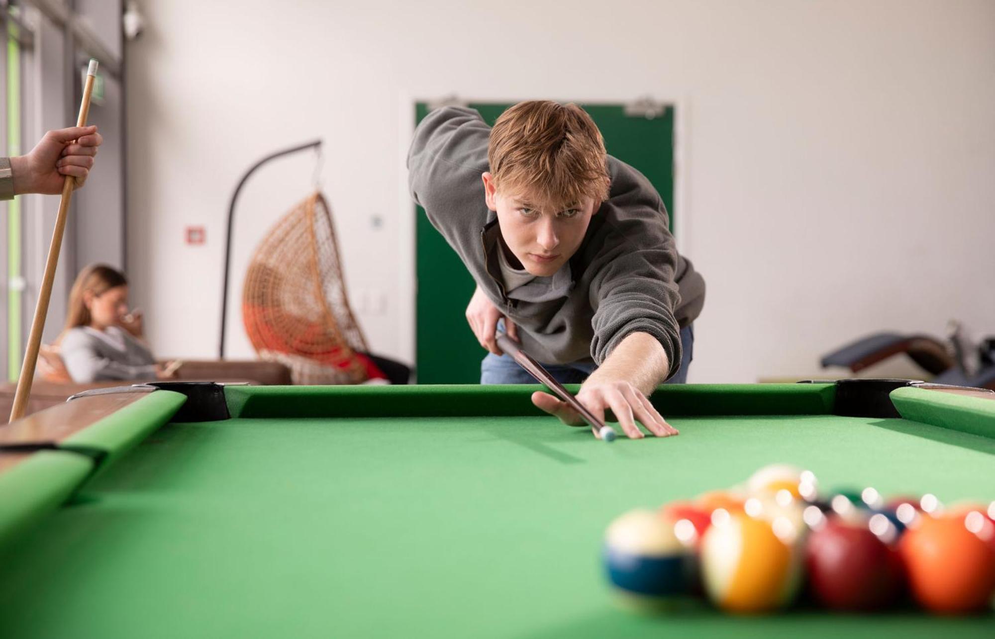 بيت شباب جوسي سنوز كرايست تشيرش إيربورت كريستتشيرش المظهر الخارجي الصورة A pool player