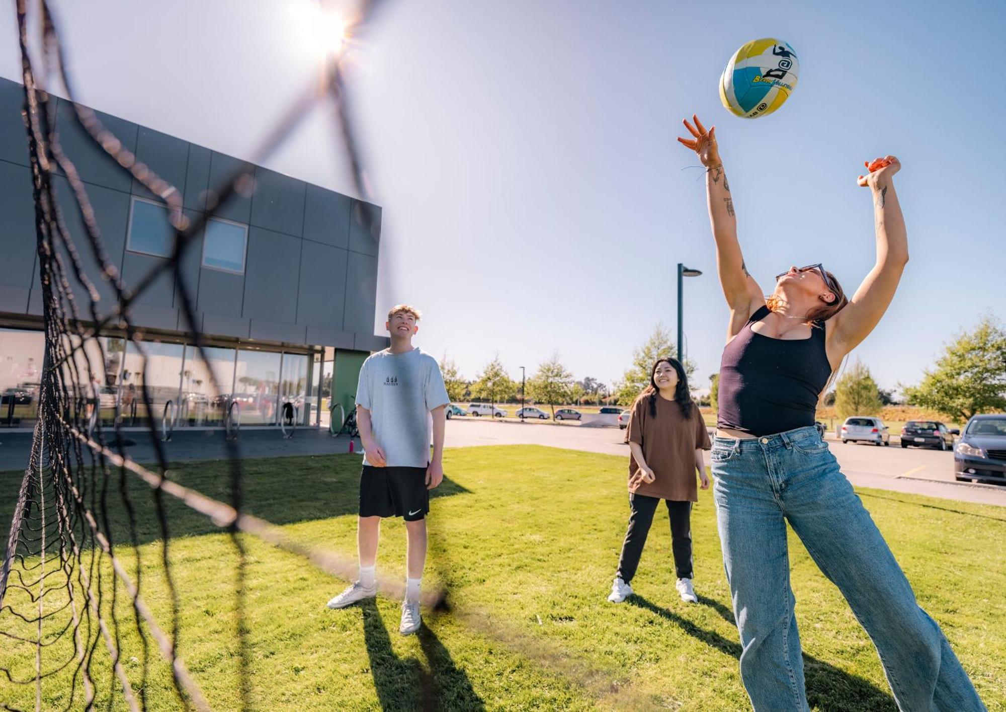 بيت شباب جوسي سنوز كرايست تشيرش إيربورت كريستتشيرش المظهر الخارجي الصورة Students playing volleyball at the University of Roehampton
