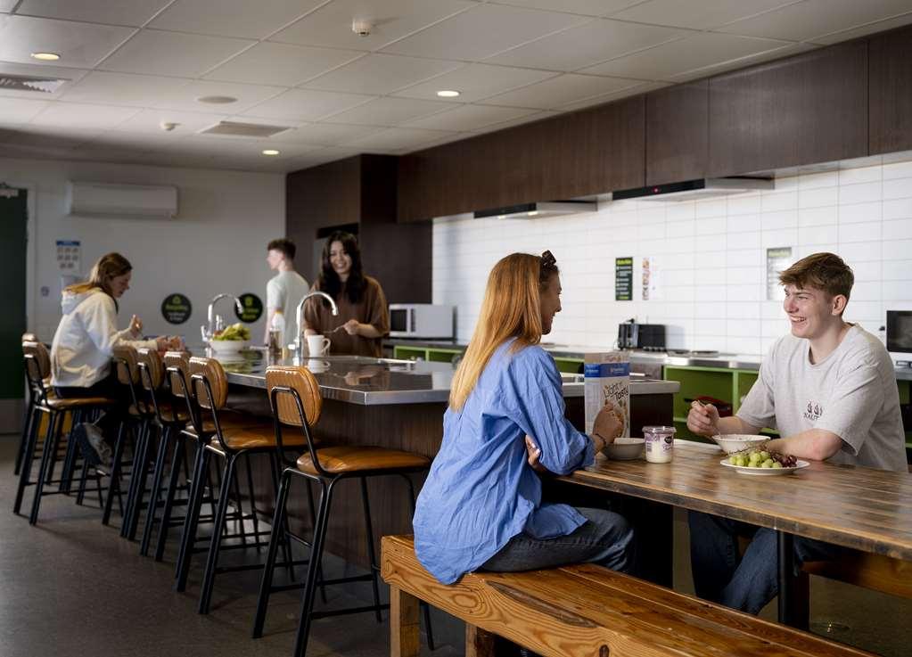بيت شباب جوسي سنوز كرايست تشيرش إيربورت كريستتشيرش وسائل الراحة الصورة The kitchen in a shared house