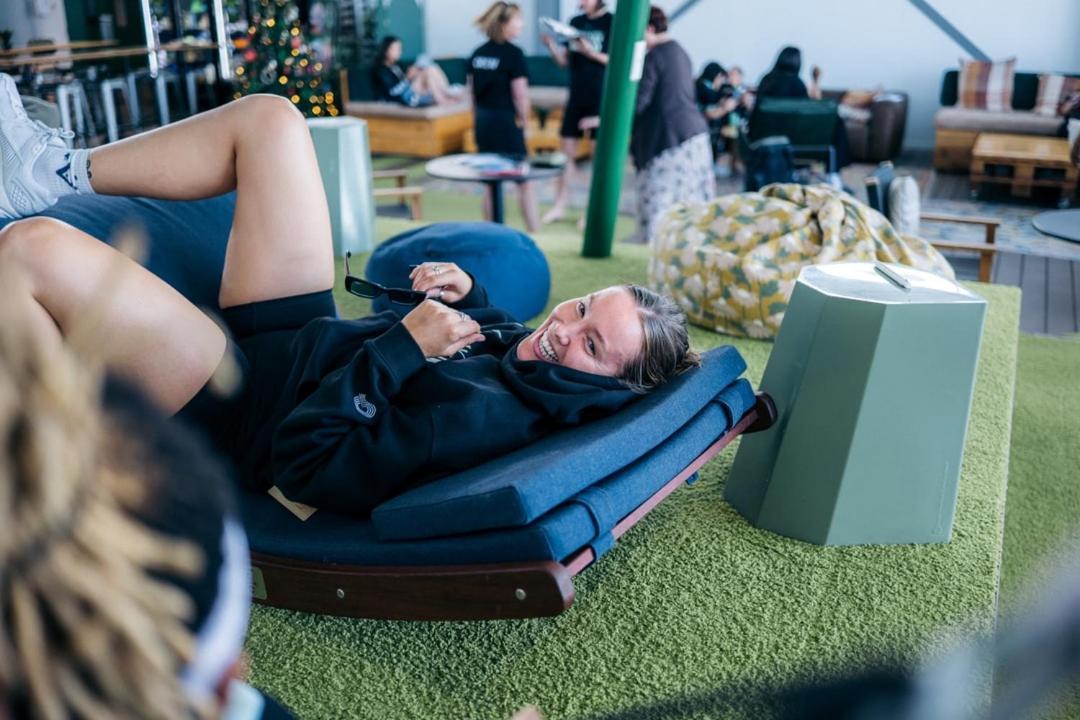 بيت شباب جوسي سنوز كرايست تشيرش إيربورت كريستتشيرش المظهر الخارجي الصورة A student relaxing in the library