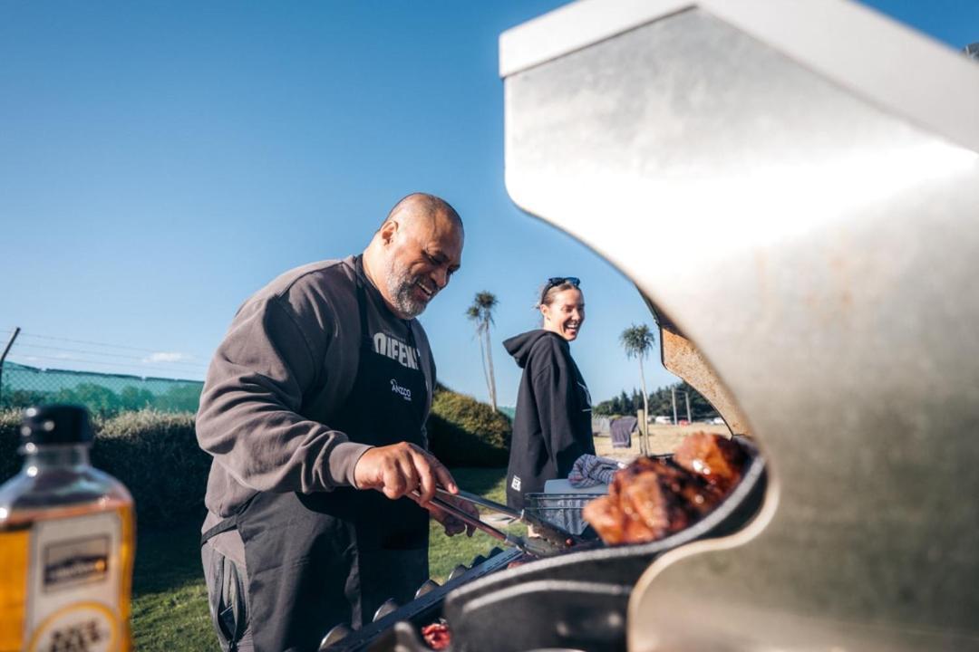 بيت شباب جوسي سنوز كرايست تشيرش إيربورت كريستتشيرش المظهر الخارجي الصورة A man cooking a barbecue