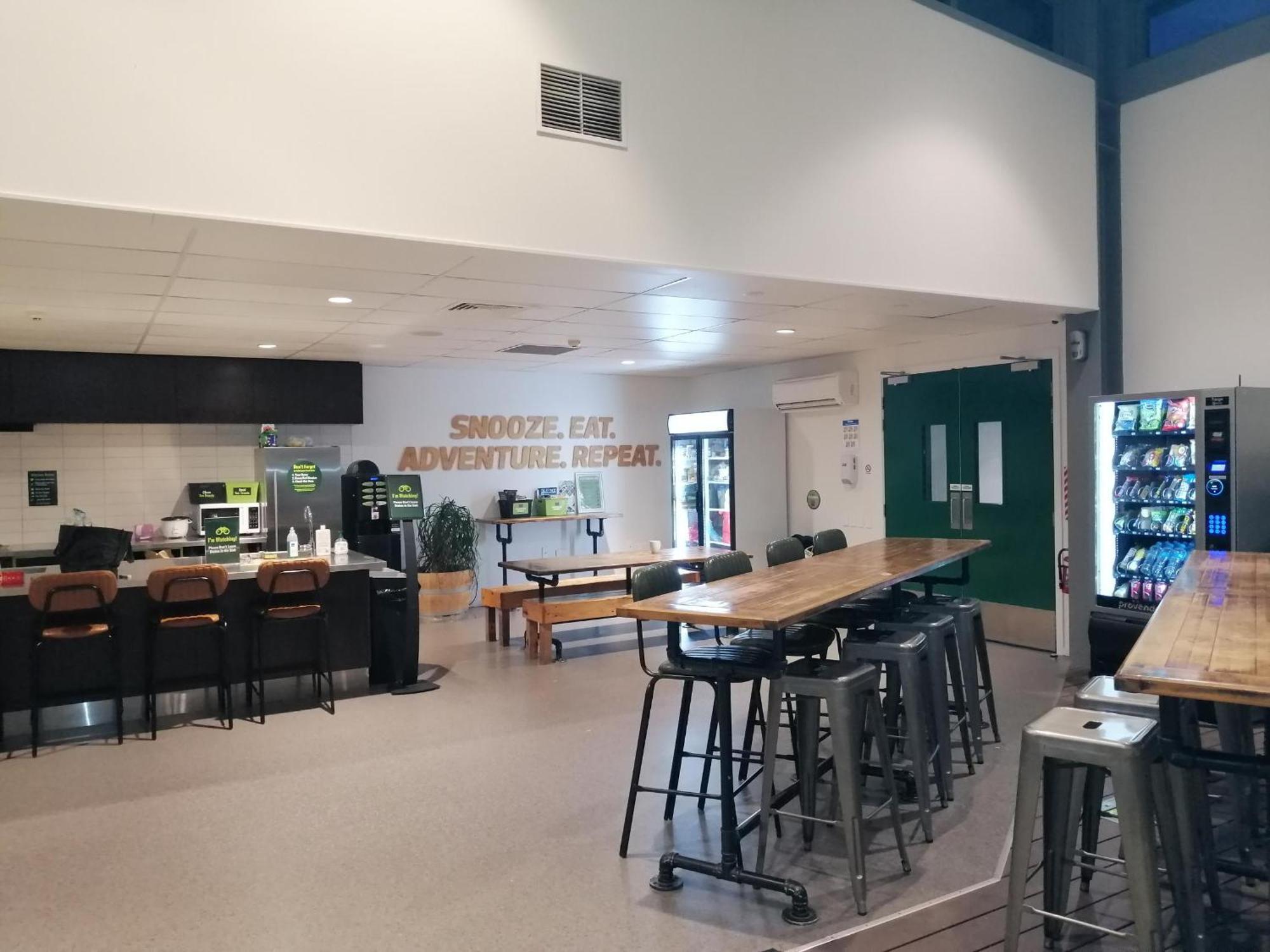 بيت شباب جوسي سنوز كرايست تشيرش إيربورت كريستتشيرش المظهر الخارجي الصورة The interior of the Student Life Center