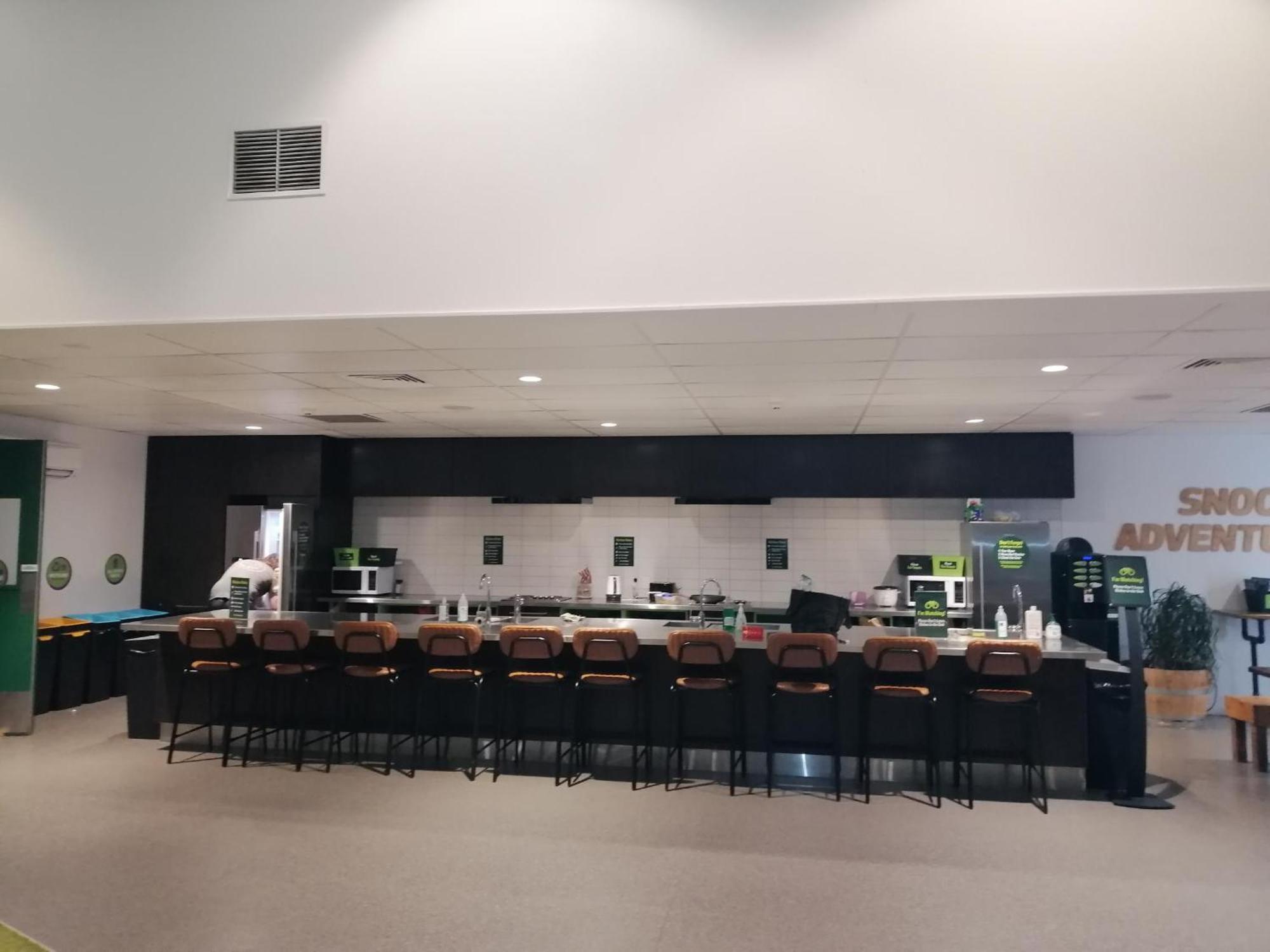 بيت شباب جوسي سنوز كرايست تشيرش إيربورت كريستتشيرش المظهر الخارجي الصورة The kitchen at the new school